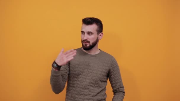 Junger gutaussehender kaukasischer Mann zeigt mit Handfläche zur Seite und sieht ruhig aus — Stockvideo