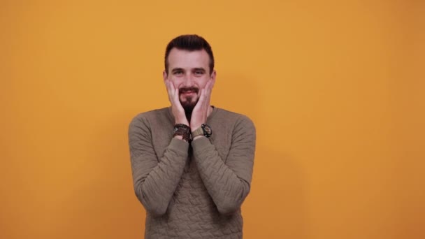카메라보는 명랑 한 남자 턱에 손을 유지예쁜 — 비디오