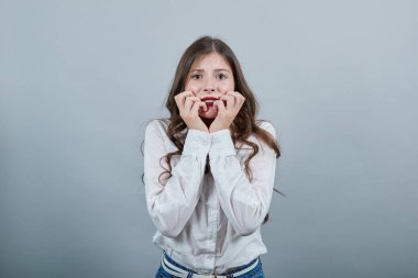 Çekici beyaz kadın tırnaklarını yiyor.