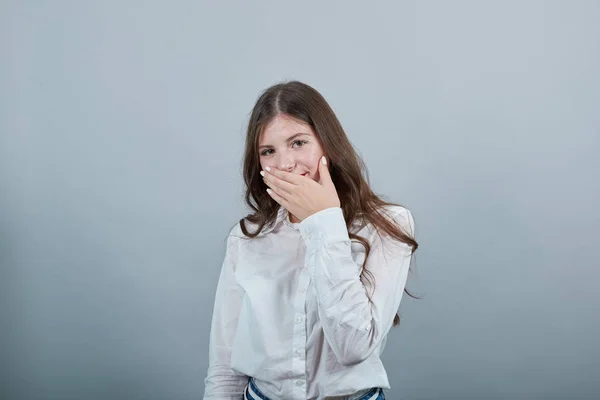 Seria caucásico joven mujer cubierto boca con manos . — Foto de Stock