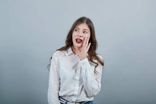 Geschokte vrouw houdt hand op de wang met geopende mond, schreeuwen, aankondigen — Stockfoto