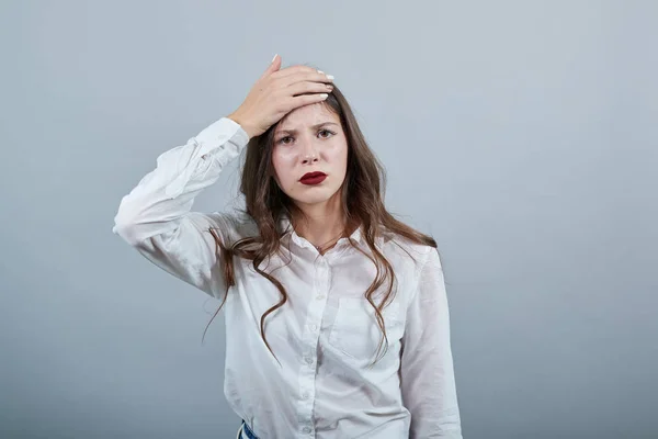 Aantrekkelijke zieke vrouw die hand op het voorhoofd houdt, hoofdpijn heeft — Stockfoto