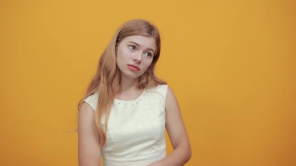 Trött blond ung kvinna hålla hand i ansiktet, gör sömn gest — Stockvideo