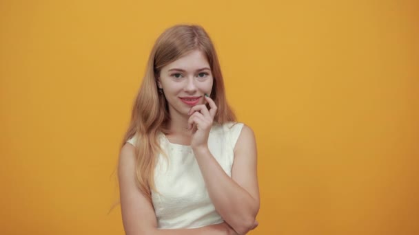 Vonzó szőke fiatal nő eltakarja a száját kézzel, boldognak tűnik — Stock videók