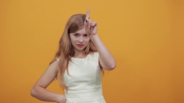 Desapontada jovem senhora mantendo o dedo na testa, fazendo L gesto perdedor — Vídeo de Stock