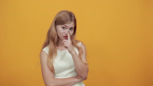 Σοβαρή καυκάσιος νεαρή κοπέλα κρατώντας δάχτυλο στο πηγούνι, αναζητούν απογοητευμένος — Αρχείο Βίντεο