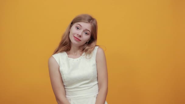 Desapontado caucasiano jovem senhora mantendo o dedo, olhando insatisfação — Vídeo de Stock