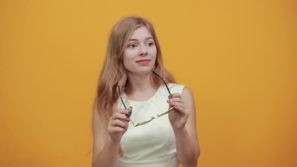 Charming woman having casual sunglasses, holding hand on cheek, looking happy — Stock Video