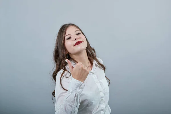 Mulher jovem alegre caucasiano, apontando polegares de lado, olhando feliz — Fotografia de Stock