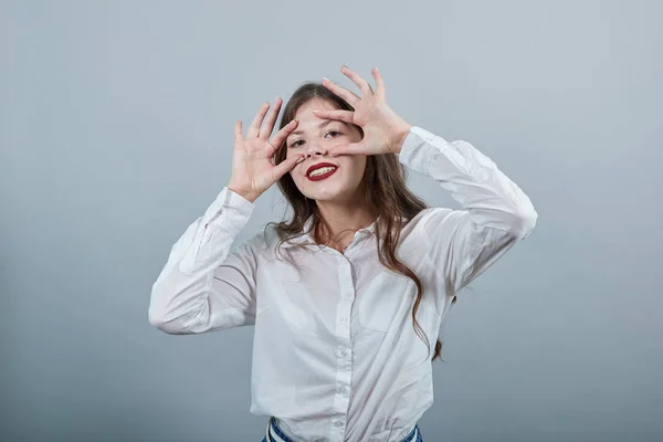 Glimlachen aantrekkelijke jonge brunette vrouw doen verrekijker, bril gebaar — Stockfoto