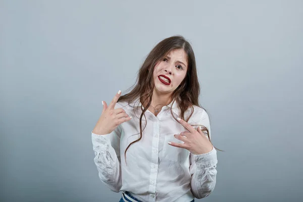 Enttäuschte junge brünette Frau macht Rock gesrute, Mund gebogen — Stockfoto