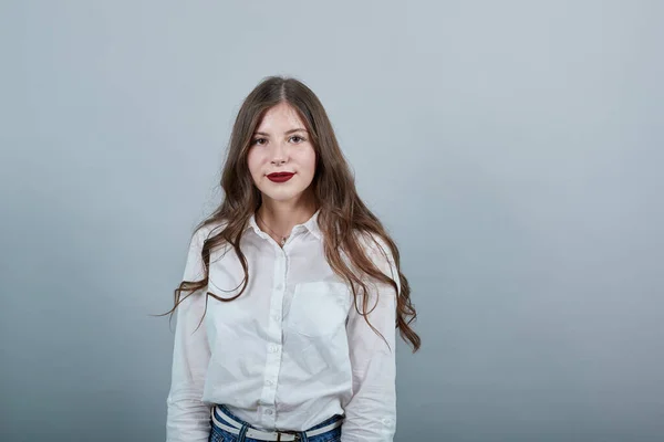 Giovane bruna allegra che guarda la macchina fotografica, sorridente — Foto Stock