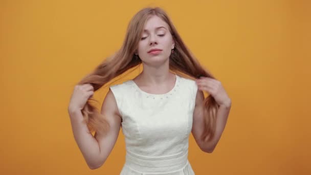 Aantrekkelijke jonge blanke vrouw hand in hand op de borst, kijken naar camera — Stockvideo