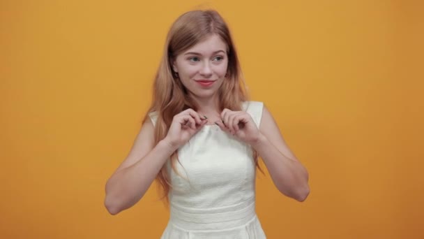 Attraktive blonde junge Frau spreizt Fäuste bei sich selbst und schaut zur Seite — Stockvideo