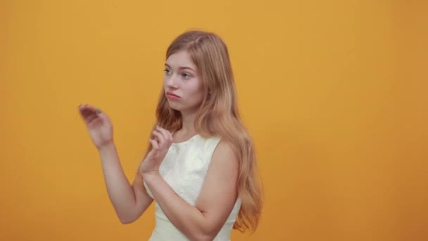 Aantrekkelijke blonde jonge vrouw blijft opzij, doen stop, geen gebaar — Stockvideo