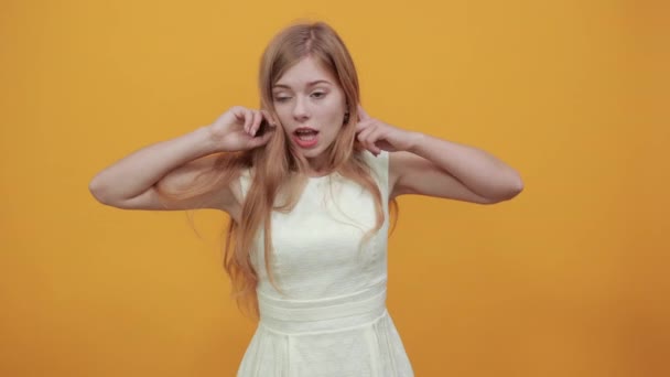 Egy nő tartja az ujjait a fején, kinyitja a száját, sikít, bejelenti — Stock videók