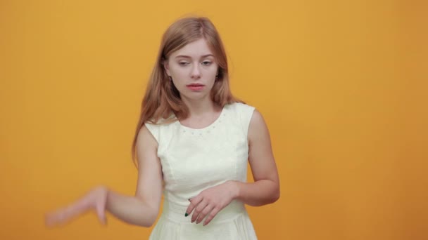 Ελκυστική καυκάσια ξανθιά νεαρή γυναίκα κάνει ανόητη χειρονομία, κρατώντας το χέρι στη μύτη — Αρχείο Βίντεο