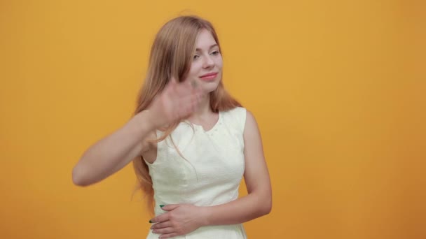 Nő tartja a kezét a fejen, fejfájás, tartja a másik kezét a gyomorban — Stock videók