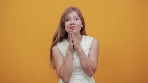 Verängstigte attraktive junge Frau hält die Hände zusammen, betet, sieht verwirrt aus — Stockvideo