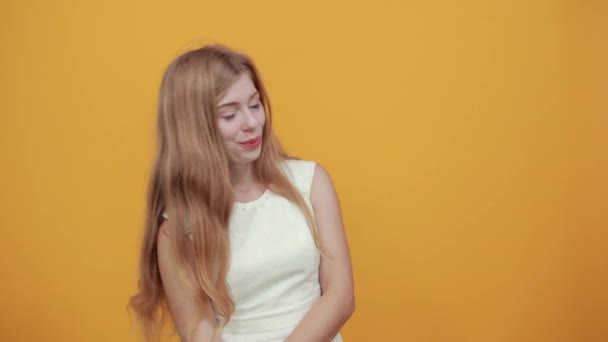 Charmig blond kaukasisk ung kvinna visar fyra fingrar, tittar på kameran — Stockvideo