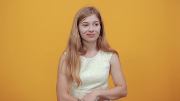 Disappointe blond ung kvinna hålla hand på magen, peka finger upp — Stockvideo