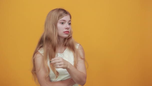 Charmig blond kvinna hålla hand på haka, tittar åt sidan, tänker på frågan — Stockvideo