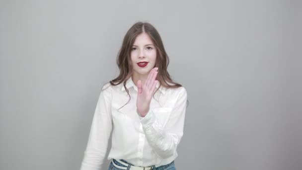 迷人的年轻女子穿着时尚白衬衫做着暂停的姿势 — 图库视频影像