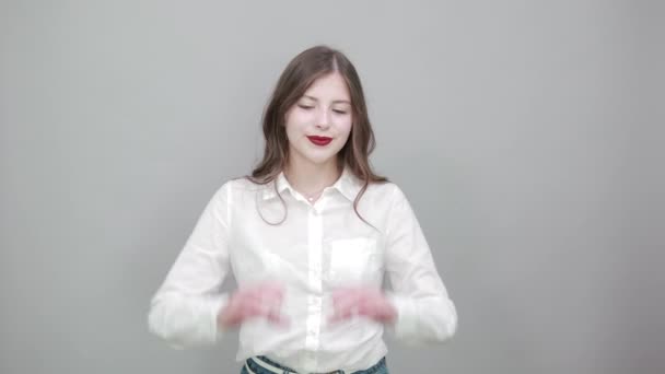 Mujer alegre en camisa blanca de moda haciendo forma de corazón, enviar beso de aire — Vídeo de stock