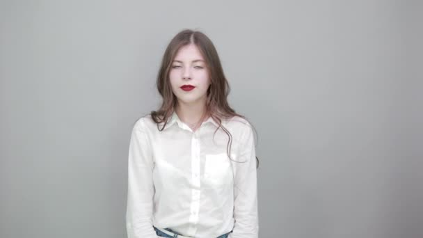 Charmante jonge vrouw houdt handen op het hoofd, schreeuwen met geopende mond — Stockvideo