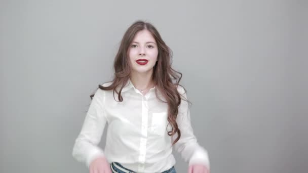 Attraktiv dam hålla hand på näsan, gör dåre gest på huvudet, visar tungan — Stockvideo