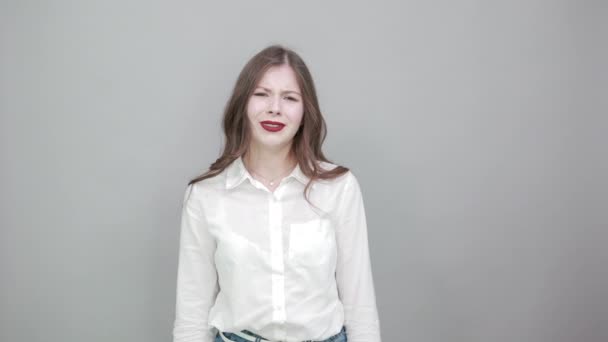Βαριέται μελαχρινή νεαρή γυναίκα στη μόδα λευκό πουκάμισο κρατώντας το χέρι στο κεφάλι — Αρχείο Βίντεο