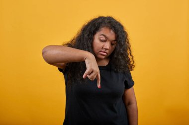 Ciddi Afro-Amerikalı genç bayan parmaklarıyla hareket ediyor..