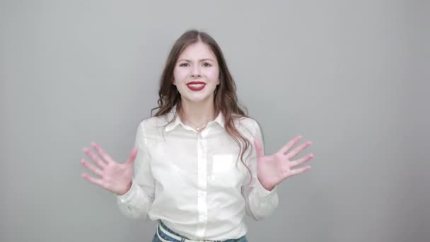 Caucasian woman keeping fingers crossed, make wish, looking at camera — Stock Video