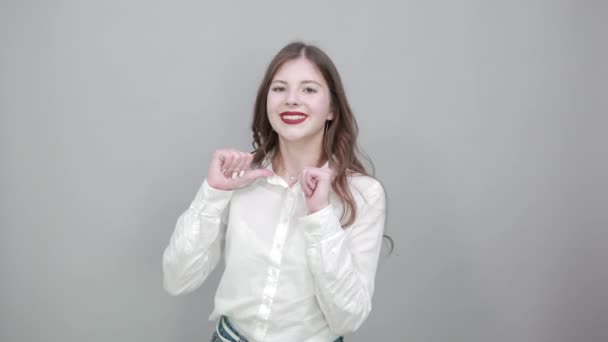 Kaukázusi barna nő mutatva hüvelykujját magát, látszó boldog — Stock videók