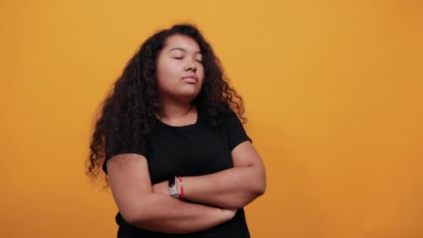 Vrouw met overgewicht houden handen gekruist, gesloten ogen, met mooie klok — Stockvideo