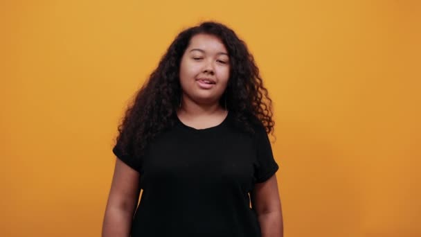 Louco afro-americano jovem senhora com excesso de peso sobre isolado laranja parede — Vídeo de Stock