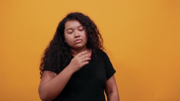 Trött afro-amerikansk kvinna täckt mun med händer, hålla handen på magen — Stockvideo