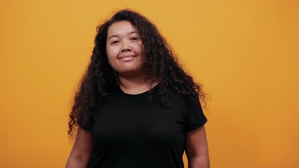 Mulher com sobrepeso afro-americana atraente mantendo a mão na cabeça, sorrindo — Vídeo de Stock