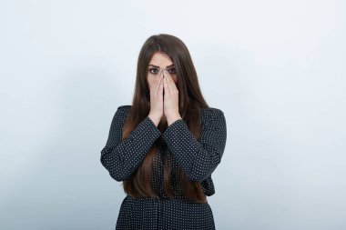 Şok olmuş beyaz kadın, elleri burnunda, kötü kokuyor..