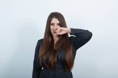 Çekici beyaz kadın kameraya bakarak parmağını ısırıyor..