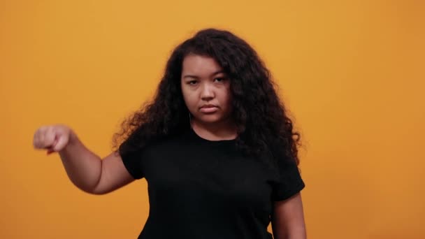 严格的非洲裔美国年轻女子在镜头前握拳，战斗. — 图库视频影像
