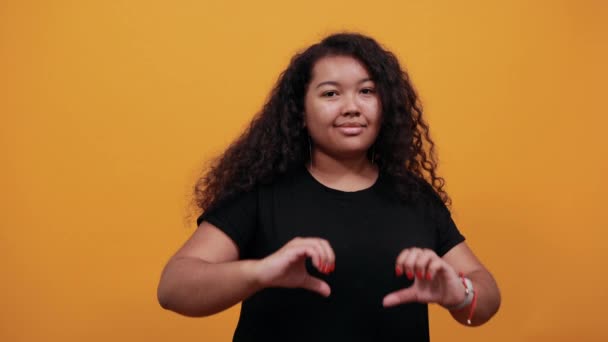 Attractive woman with overweight doing shape of heart, looking at camera — Stock Video