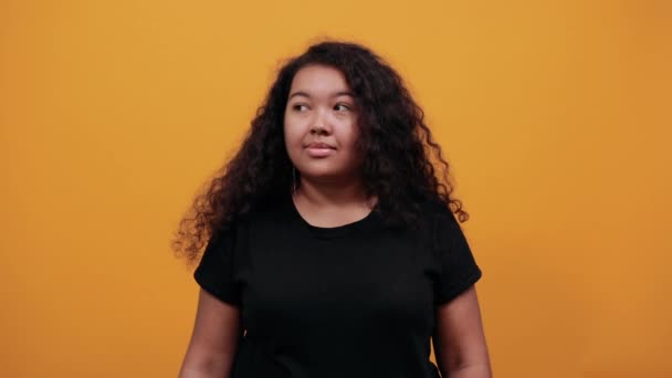 Šťastná mladá žena s nadváhou ukazuje ruce stranou, usmívá se — Stock video