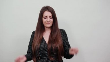 Çekici beyaz kadın, elini başının üstünde tutuyor, bağırıyor, ilan ediyor..