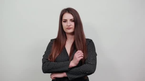 Allvarlig ung kaukasiska kvinna hålla händerna korsade, bitter. — Stockvideo