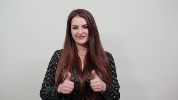 웃으면서 손가락들을 들고 행복 한 백인 여성 — 비디오