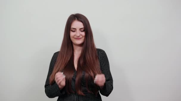 Glada unga kaukasiska dam hålla händerna tillsammans, ler. — Stockvideo