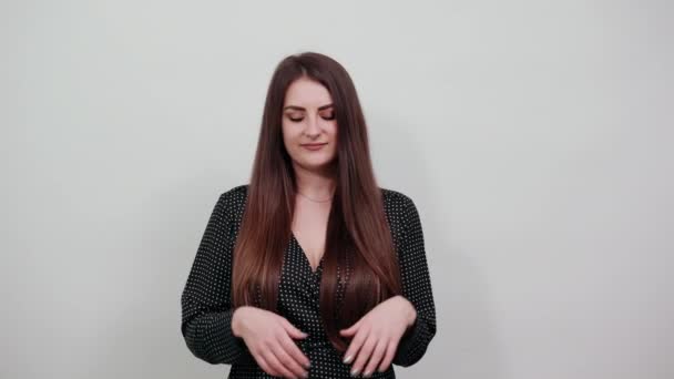 Donna assonnata che tiene la mano sulla guancia, facendo gesti di sonno — Video Stock