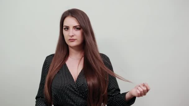 Нещаслива молода кавказька пані тримається за груди з відкритим ротом.. — стокове відео