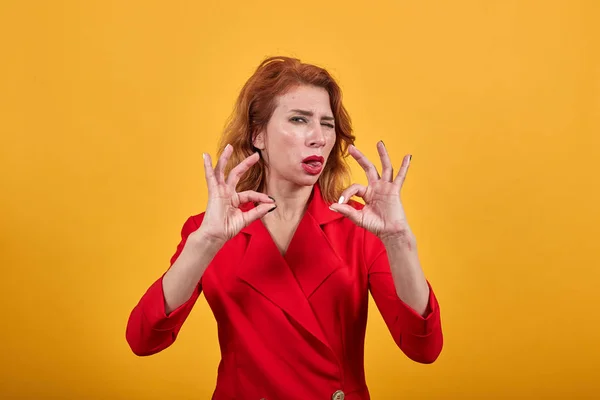 혀와 윙크를 바른 몸짓으로 보여 주고 있는 백인젊은 여성 — 스톡 사진